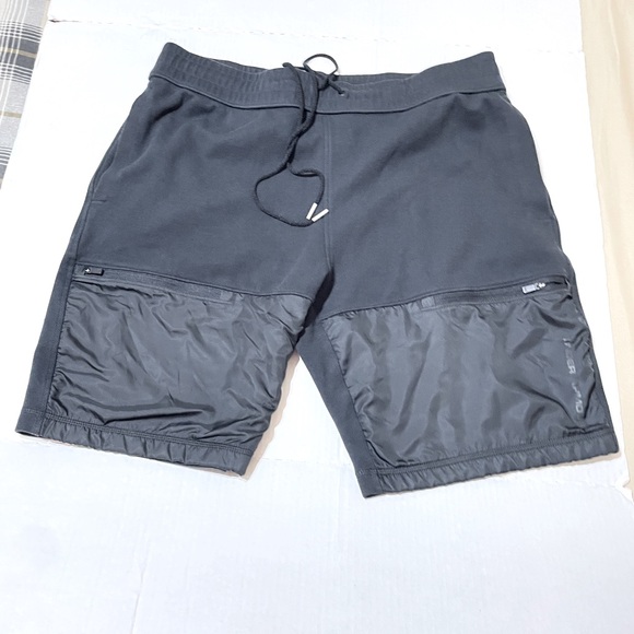 Under Armour Fitted/Coupe Adjustee/ Cenido. Size large, fleece style. - Picture 1 of 6